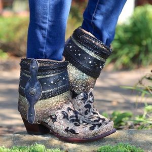 Corral Women’s glitter flipped shaft fashion booties. Snip toe. Size 10